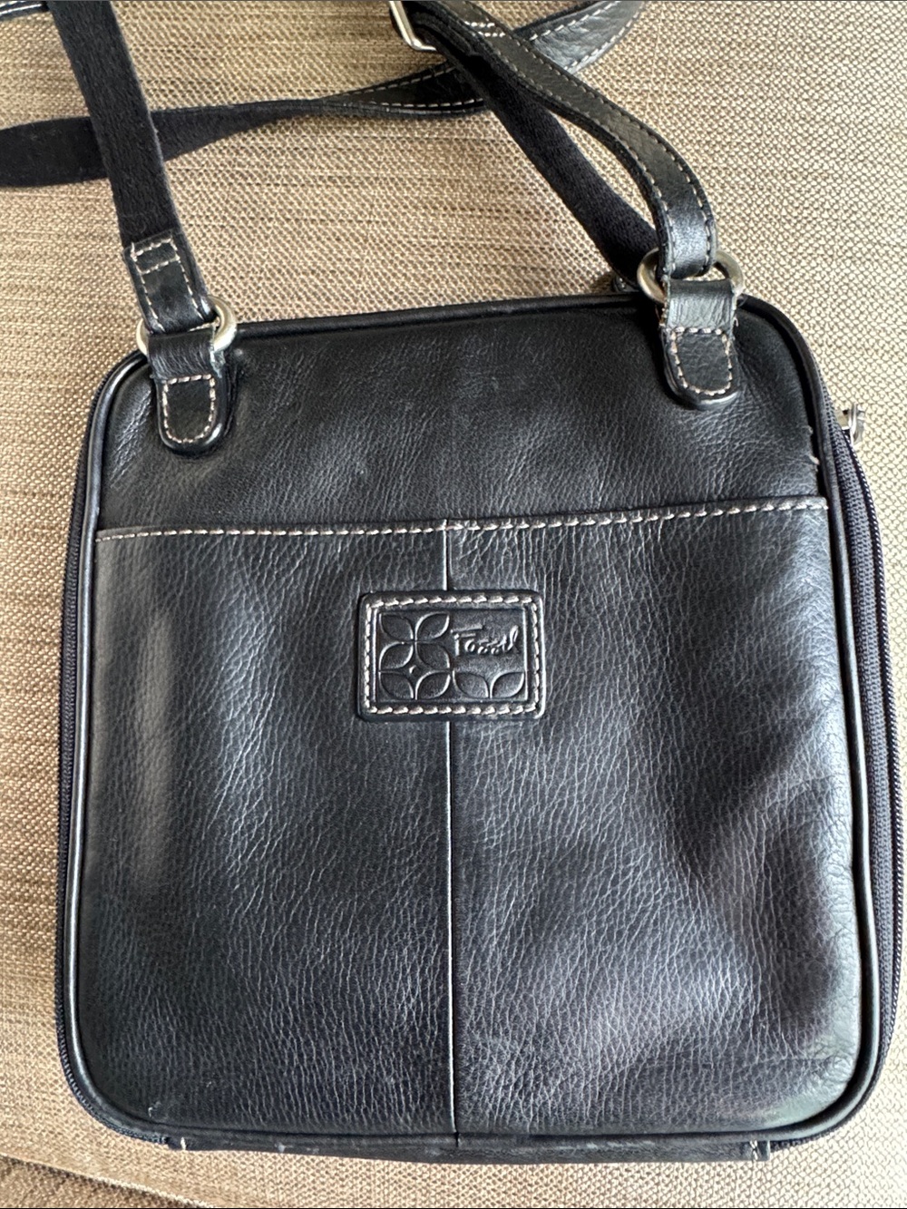 Fossil Black Leather Square Crossbody Bag with Contrast Stitching - Picture 2 of 4